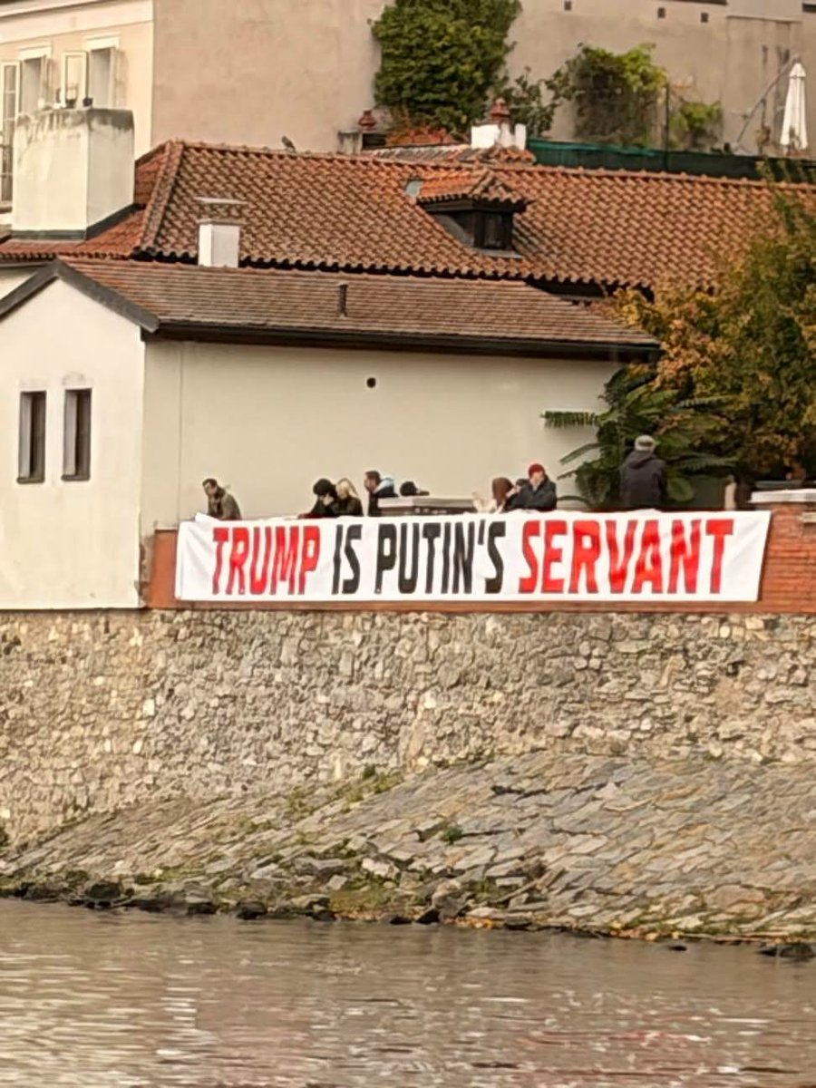 😊 🖕trump #Prague 🇨🇿