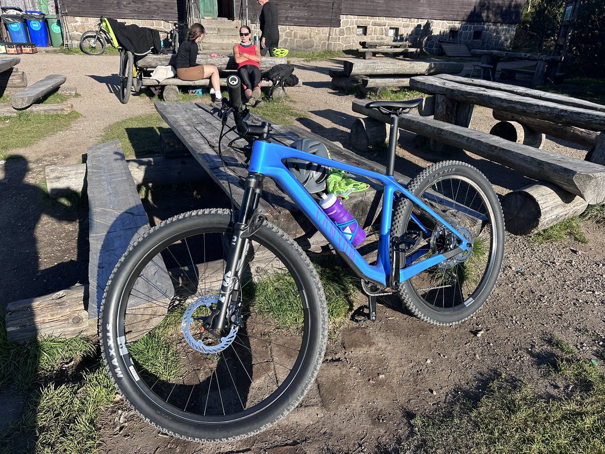 Obézní člověk si pořídil karbonový bio hardtail.