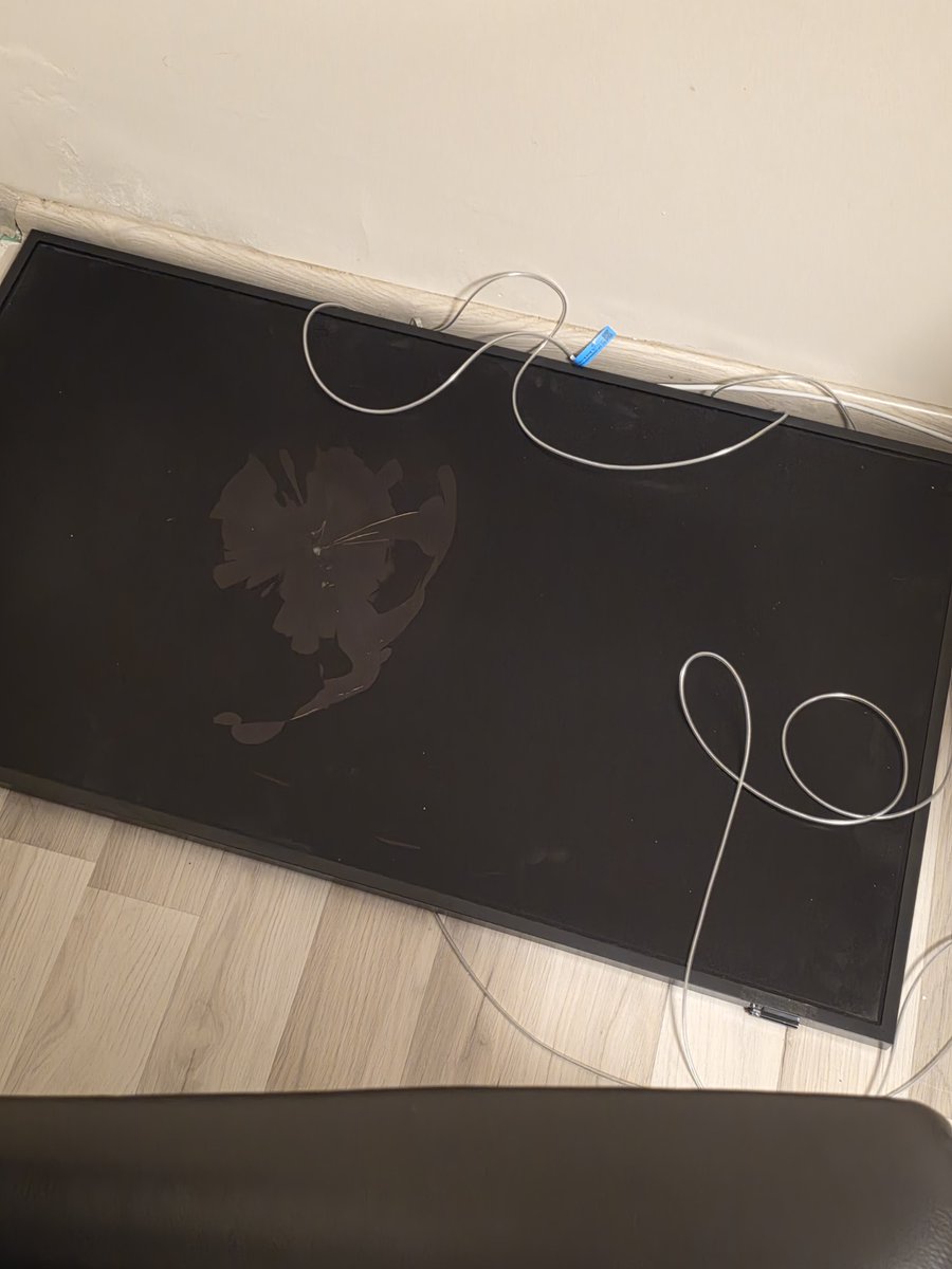 my office is such a clusterfuck that I just dropped something on a Samsung frame that was on the ground 😢 rip...